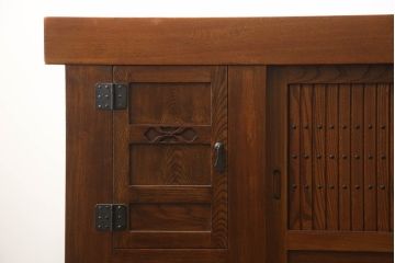 中古　超美品　国産工芸家具　九尺　前面欅(ケヤキ)材　洗練された佇まいと大容量の収納力を兼ね備えた特大水屋箪笥(収納棚、戸棚、キャビネット、食器棚、店舗什器)(R-070123)