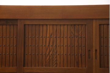中古　超美品　国産工芸家具　九尺　前面欅(ケヤキ)材　洗練された佇まいと大容量の収納力を兼ね備えた特大水屋箪笥(収納棚、戸棚、キャビネット、食器棚、店舗什器)(R-070123)