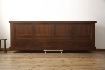 中古　超美品　国産工芸家具　九尺　前面欅(ケヤキ)材　洗練された佇まいと大容量の収納力を兼ね備えた特大水屋箪笥(収納棚、戸棚、キャビネット、食器棚、店舗什器)(R-070124)