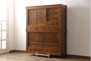 中古　美品　楡(ニレ)材　総無垢材　美しい木目と品のある佇まいが魅力の重ね五尺水屋箪笥(収納箪笥、戸棚、収納棚、食器棚)(R-070143)