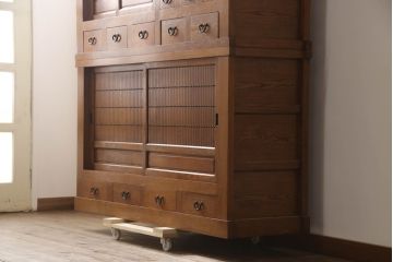 中古　美品　楡(ニレ)材　総無垢材　美しい木目と品のある佇まいが魅力の重ね五尺水屋箪笥(収納箪笥、戸棚、収納棚、食器棚)(R-070143)