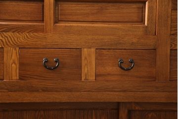 中古　美品　楡(ニレ)材　総無垢材　美しい木目と品のある佇まいが魅力の五尺水屋箪笥サイドボード(引き出し、収納棚、戸棚、食器棚)(R-070144)