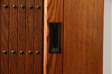 中古　美品　楡(ニレ)材　総無垢材　美しい木目と品のある佇まいが魅力の五尺水屋箪笥サイドボード(引き出し、収納棚、戸棚、食器棚)(R-070145)