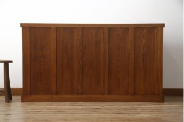 中古　美品　楡(ニレ)材　総無垢材　美しい木目と品のある佇まいが魅力の五尺水屋箪笥サイドボード(引き出し、収納棚、戸棚、食器棚)(R-070145)