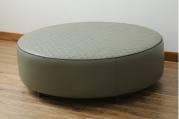 中古　イタリア　ミノッティ(Minotti)　ヤング(YANG)　本革(レザー)　トップのステッチが素敵な洗練された佇まいのオットマン(フットスツール、1Pソファ、椅子、テーブルトップ)(R-070147)