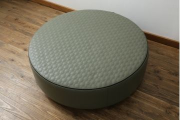 中古　イタリア　ミノッティ(Minotti)　ヤング(YANG)　本革(レザー)　トップのステッチが素敵な洗練された佇まいのオットマン(フットスツール、1Pソファ、椅子、テーブルトップ)(R-070147)