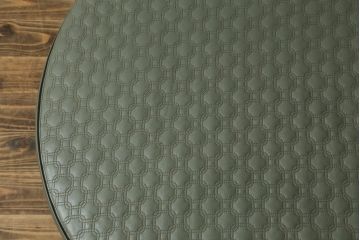 中古　イタリア　ミノッティ(Minotti)　ヤング(YANG)　本革(レザー)　トップのステッチが素敵な洗練された佇まいのオットマン(フットスツール、1Pソファ、椅子、テーブルトップ)(R-070147)