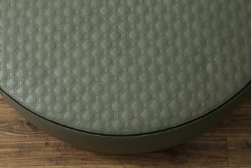 中古　イタリア　ミノッティ(Minotti)　ヤング(YANG)　本革(レザー)　トップのステッチが素敵な洗練された佇まいのオットマン(フットスツール、1Pソファ、椅子、テーブルトップ)(R-070147)