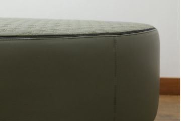 中古　イタリア　ミノッティ(Minotti)　ヤング(YANG)　本革(レザー)　トップのステッチが素敵な洗練された佇まいのオットマン(フットスツール、1Pソファ、椅子、テーブルトップ)(R-070147)