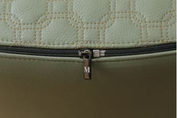 中古　イタリア　ミノッティ(Minotti)　ヤング(YANG)　本革(レザー)　トップのステッチが素敵な洗練された佇まいのオットマン(フットスツール、1Pソファ、椅子、テーブルトップ)(R-070147)