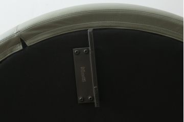 中古　イタリア　ミノッティ(Minotti)　ヤング(YANG)　本革(レザー)　トップのステッチが素敵な洗練された佇まいのオットマン(フットスツール、1Pソファ、椅子、テーブルトップ)(R-070147)