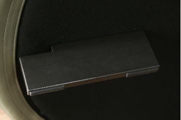 中古　イタリア　ミノッティ(Minotti)　ヤング(YANG)　本革(レザー)　トップのステッチが素敵な洗練された佇まいのオットマン(フットスツール、1Pソファ、椅子、テーブルトップ)(R-070147)