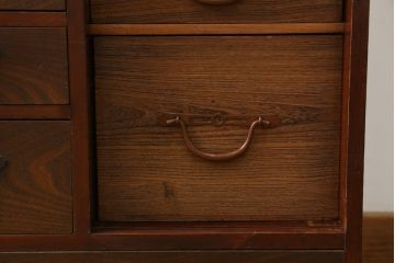 和製アンティーク　高級品!!　前面桑(クワ)材　黒柿材　桐材　銅金具と漆絵が美しく上品な小箪笥(収納タンス、小物収納、引き出し、時代箪笥、和たんす、サイドチェスト)(R-070150)