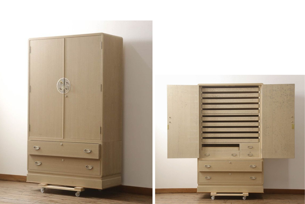 中古　上手物　伝統工芸士　皆川繁久作　シックな色合いの金具が落ち着きある雰囲気を醸し出す加茂総桐箪笥(定価約180万円)　(R-070151)