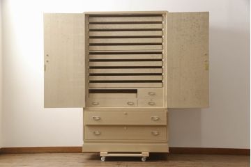 中古　上手物　伝統工芸士　皆川繁久作　シックな色合いの金具が落ち着きある雰囲気を醸し出す加茂総桐箪笥(胴厚、四方丸、総桐たんす、引き出し、着物箪笥、和タンス、衣装箪笥)(定価約180万円)(R-070151)