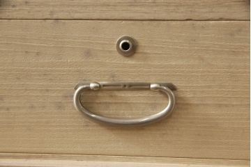 中古　上手物　伝統工芸士　皆川繁久作　シックな色合いの金具が落ち着きある雰囲気を醸し出す加茂総桐箪笥(胴厚、四方丸、総桐たんす、引き出し、着物箪笥、和タンス、衣装箪笥)(定価約180万円)(R-070151)