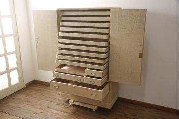 中古　上手物　伝統工芸士　皆川繁久作　シックな色合いの金具が落ち着きある雰囲気を醸し出す加茂総桐箪笥(胴厚、四方丸、総桐たんす、引き出し、着物箪笥、和タンス、衣装箪笥)(定価約180万円)(R-070151)