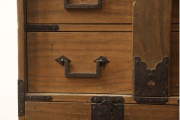 和製アンティーク　前面・内部桐材　閂(かんぬき)付き　和の雰囲気を高める角手金具の小箪笥(桐たんす、収納タンス、時代箪笥、和箪笥、整理箪笥)(R-070154)
