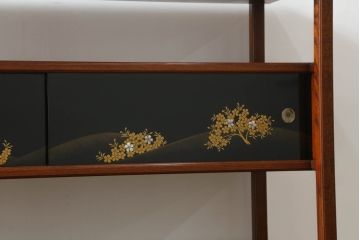 中古　最高級!!　総欅(ケヤキ)材　黒漆塗り　螺鈿(ラデン)　上質な和の空間を演出する蒔絵入り飾り棚(茶棚、茶箪笥、収納棚、戸棚、サイドボード)(定価推定200万円)(R-070156)