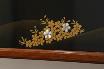 中古　最高級!!　総欅(ケヤキ)材　黒漆塗り　螺鈿(ラデン)　上質な和の空間を演出する蒔絵入り飾り棚(茶棚、茶箪笥、収納棚、戸棚、サイドボード)(定価推定200万円)(R-070156)