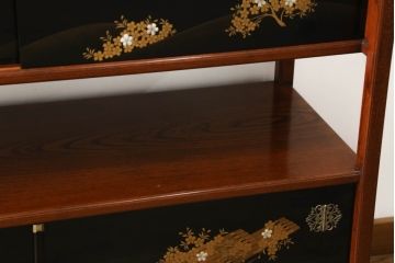 中古　最高級!!　総欅(ケヤキ)材　黒漆塗り　螺鈿(ラデン)　上質な和の空間を演出する蒔絵入り飾り棚(茶棚、茶箪笥、収納棚、戸棚、サイドボード)(定価推定200万円)(R-070156)