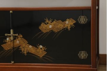 中古　最高級!!　総欅(ケヤキ)材　黒漆塗り　螺鈿(ラデン)　上質な和の空間を演出する蒔絵入り飾り棚(茶棚、茶箪笥、収納棚、戸棚、サイドボード)(定価推定200万円)(R-070156)