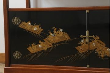 中古　最高級!!　総欅(ケヤキ)材　黒漆塗り　螺鈿(ラデン)　上質な和の空間を演出する蒔絵入り飾り棚(茶棚、茶箪笥、収納棚、戸棚、サイドボード)(定価推定200万円)(R-070156)