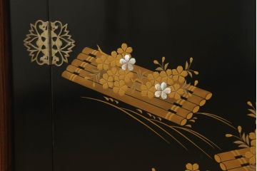 中古　最高級!!　総欅(ケヤキ)材　黒漆塗り　螺鈿(ラデン)　上質な和の空間を演出する蒔絵入り飾り棚(茶棚、茶箪笥、収納棚、戸棚、サイドボード)(定価推定200万円)(R-070156)