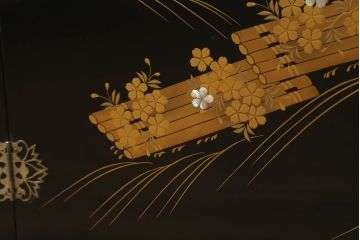 中古　最高級!!　総欅(ケヤキ)材　黒漆塗り　螺鈿(ラデン)　上質な和の空間を演出する蒔絵入り飾り棚(茶棚、茶箪笥、収納棚、戸棚、サイドボード)(定価推定200万円)(R-070156)