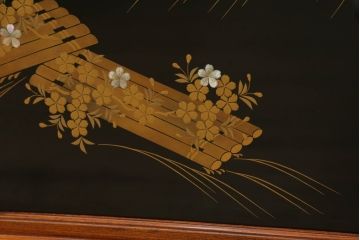 中古　最高級!!　総欅(ケヤキ)材　黒漆塗り　螺鈿(ラデン)　上質な和の空間を演出する蒔絵入り飾り棚(茶棚、茶箪笥、収納棚、戸棚、サイドボード)(定価推定200万円)(R-070156)
