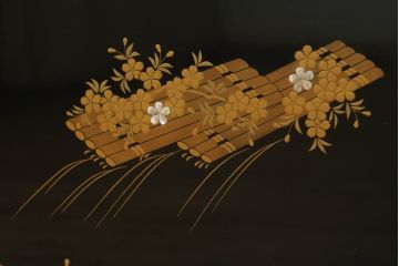 中古　最高級!!　総欅(ケヤキ)材　黒漆塗り　螺鈿(ラデン)　上質な和の空間を演出する蒔絵入り飾り棚(茶棚、茶箪笥、収納棚、戸棚、サイドボード)(定価推定200万円)(R-070156)