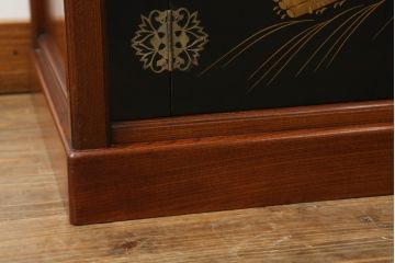 中古　最高級!!　総欅(ケヤキ)材　黒漆塗り　螺鈿(ラデン)　上質な和の空間を演出する蒔絵入り飾り棚(茶棚、茶箪笥、収納棚、戸棚、サイドボード)(定価推定200万円)(R-070156)