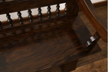 中古　松本民芸家具　厚みのある一枚板を座面に使ったスピンドルバックベンチ(長椅子)(R-070168)