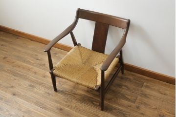 中古　美品　松本民芸家具　#77型曲肘付きイス　ラッシ座(ガマ座)がお洒落な曲肘イス(アームチェア、椅子、ダイニングチェア)(定価約28万円)(R-070170)