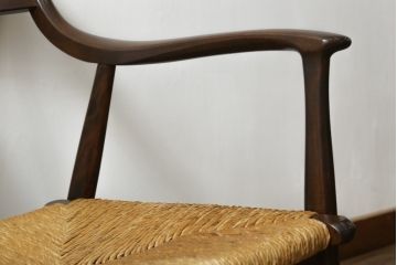 中古　美品　松本民芸家具　#77型曲肘付きイス　ラッシ座(ガマ座)がお洒落な曲肘イス(アームチェア、椅子、ダイニングチェア)(定価約28万円)(R-070170)
