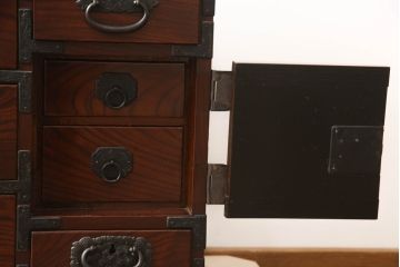 和製ビンテージ　高級　伝統工芸品　三方欅(ケヤキ)材　漆塗り　荘厳な雰囲気を醸し出す手打ち金具の立派な仙台小箪笥(仙台箪笥、和タンス、収納箪笥、時代たんす、サイドチェスト、引き出し、ヴィンテージ)(R-070173)