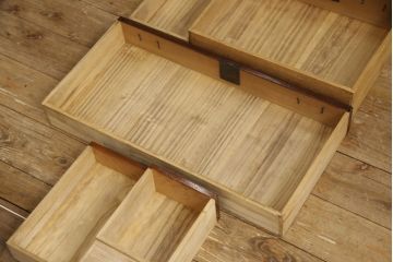 和製ビンテージ　高級　伝統工芸品　三方欅(ケヤキ)材　漆塗り　荘厳な雰囲気を醸し出す手打ち金具の立派な仙台小箪笥(仙台箪笥、和タンス、収納箪笥、時代たんす、サイドチェスト、引き出し、ヴィンテージ)(R-070173)