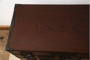 和製ビンテージ　高級　伝統工芸品　三方欅(ケヤキ)材　漆塗り　荘厳な雰囲気を醸し出す手打ち金具の立派な仙台小箪笥(仙台箪笥、和タンス、収納箪笥、時代たんす、サイドチェスト、引き出し、ヴィンテージ)(R-070173)