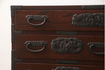 和製ビンテージ　高級　伝統工芸品　三方欅(ケヤキ)材　漆塗り　荘厳な雰囲気を醸し出す手打ち金具の立派な仙台小箪笥(仙台箪笥、和タンス、収納箪笥、時代たんす、サイドチェスト、引き出し、ヴィンテージ)(R-070173)
