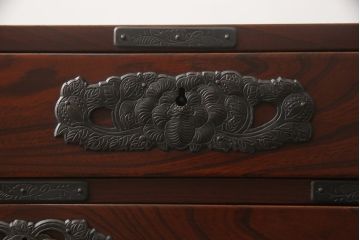 和製ビンテージ　高級　伝統工芸品　三方欅(ケヤキ)材　漆塗り　荘厳な雰囲気を醸し出す手打ち金具の立派な仙台小箪笥(仙台箪笥、和タンス、収納箪笥、時代たんす、サイドチェスト、引き出し、ヴィンテージ)(R-070173)