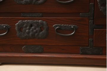 和製ビンテージ　高級　伝統工芸品　三方欅(ケヤキ)材　漆塗り　荘厳な雰囲気を醸し出す手打ち金具の立派な仙台小箪笥(仙台箪笥、和タンス、収納箪笥、時代たんす、サイドチェスト、引き出し、ヴィンテージ)(R-070173)