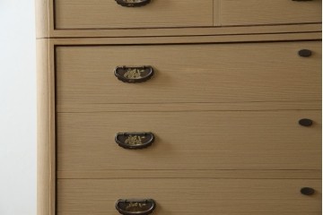 中古　美品　国産　高級　黒檀(コクタン)材　上質な和モダン空間を演出する総桐箪笥　(R-070174)