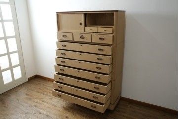 中古　美品　国産　高級　黒檀(コクタン)材　上質な和モダン空間を演出する総桐箪笥　(R-070174)