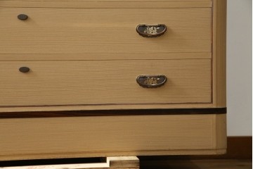 中古　美品　国産　高級　黒檀(コクタン)材　上質な和モダン空間を演出する総桐箪笥　(R-070174)