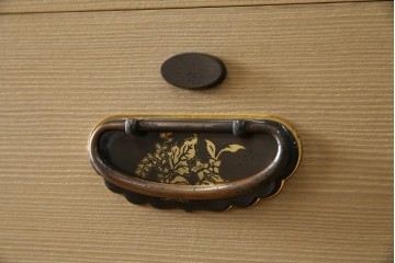 中古　美品　国産　高級　黒檀(コクタン)材　上質な和モダン空間を演出する総桐箪笥　(R-070174)