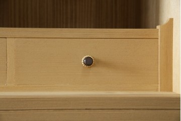 中古　美品　国産　高級　黒檀(コクタン)材　上質な和モダン空間を演出する総桐箪笥　(R-070174)