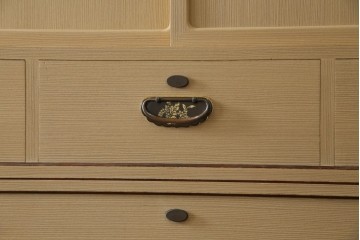 中古　美品　国産　高級　黒檀(コクタン)材　上質な和モダン空間を演出する総桐箪笥　(R-070174)