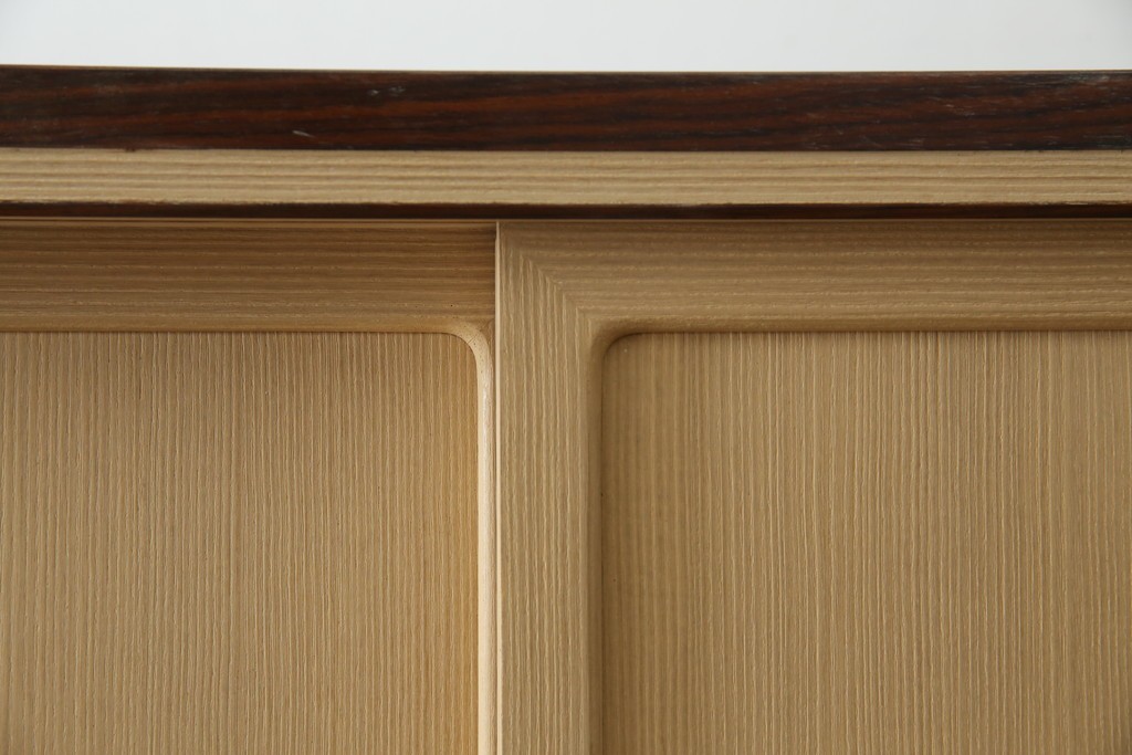 中古　美品　国産　高級　黒檀(コクタン)材　上質な和モダン空間を演出する総桐箪笥　(R-070174)