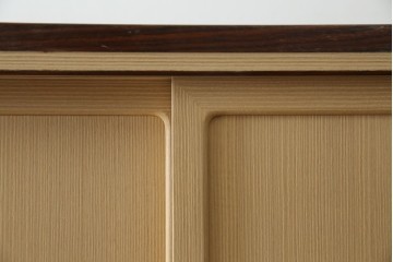 中古　美品　国産　高級　黒檀(コクタン)材　上質な和モダン空間を演出する総桐箪笥　(R-070174)