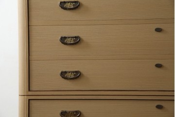 中古　美品　国産　高級　黒檀(コクタン)材　上質な和モダン空間を演出する総桐箪笥　(R-070174)